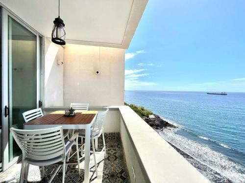 Luxury Apartment Overlooking Atlantic Ocean, Wifi