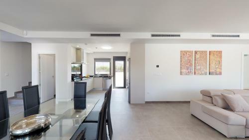 Luxury Modern & Sunny Villa