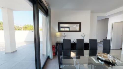 Luxury Modern & Sunny Villa