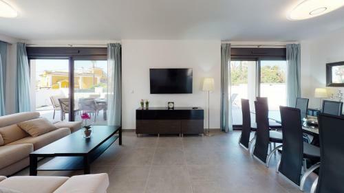 Luxury Modern & Sunny Villa