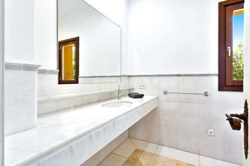 Yolo Spaces - Sotogrande - White House Villa