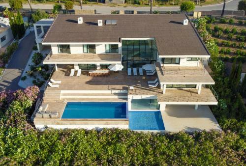 Spectacular Luxury Villa In Complete Silence