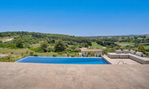 Spectacular Luxury Villa In Complete Silence