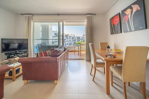 2 Bedroom Apartment With Pool Views - Co1422lt