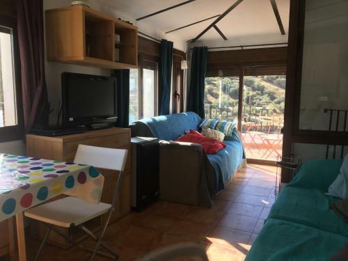 Sunny Apartment With Mountain Views