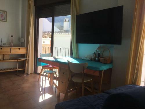 Sunny Apartment With Mountain Views