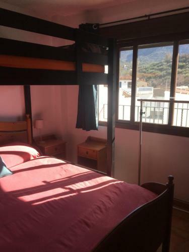 Sunny Apartment With Mountain Views