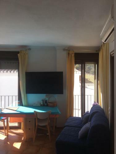 Sunny Apartment With Mountain Views