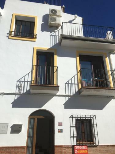 Sunny Apartment With Mountain Views