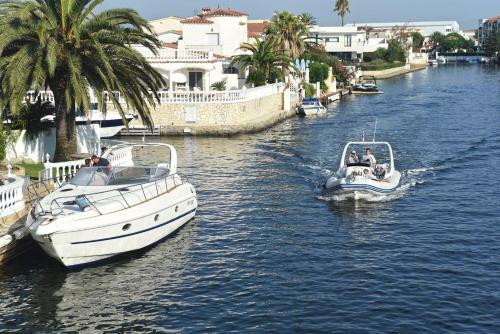 Villa En La Marina De Empuriabrava, 1km De La Playa