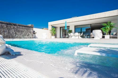 Villa En La Marina De Empuriabrava, 1km De La Playa