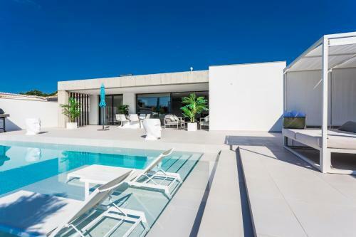 Villa En La Marina De Empuriabrava, 1km De La Playa