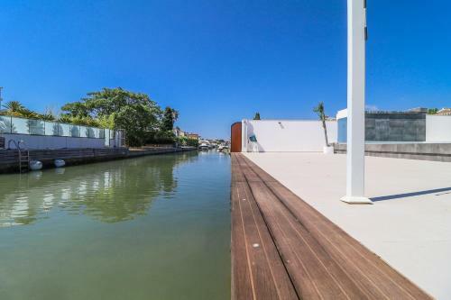 Villa En La Marina De Empuriabrava, 1km De La Playa