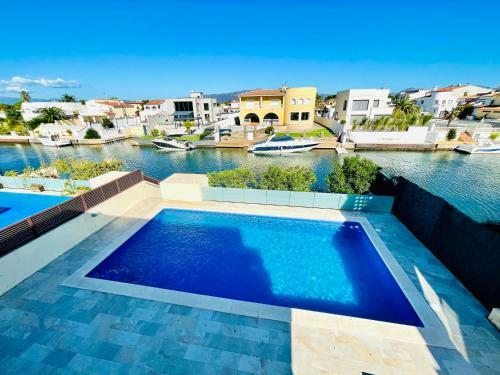 Lujosa Villa Al Canal