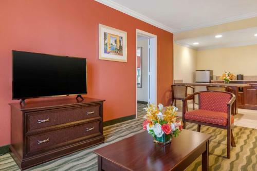Best Western Plus Windsor Gardens Hotel & Suites/conference Center