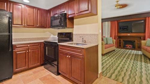 Best Western Plus Windsor Gardens Hotel & Suites/conference Center