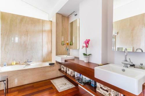 Villa De Lujo Con Piscina, Jacuzzi, Jard�n Y Terraza
