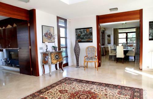 Villa De Lujo Con Piscina, Jacuzzi, Jard�n Y Terraza