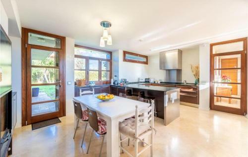 Villa De Lujo Con Piscina, Jacuzzi, Jard�n Y Terraza