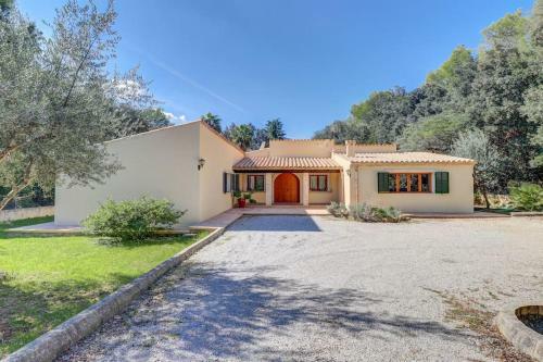 Perfect 3 Bedroom Bungalow With Pool.