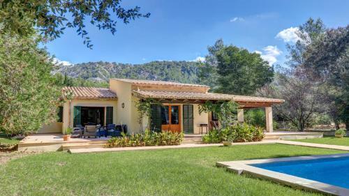 Perfect 3 Bedroom Bungalow With Pool.
