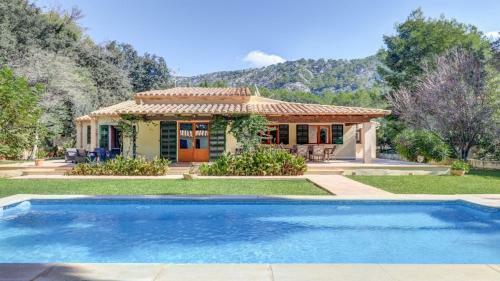 Perfect 3 Bedroom Bungalow With Pool.