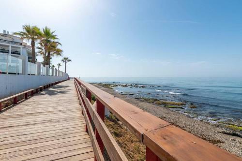 Apartamento Beachfront 2br With Swimming Pool, Parking & AC