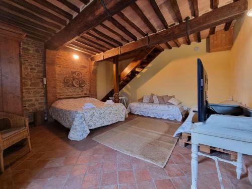 Rustic Holiday Home In Pontedera With Shared Pool