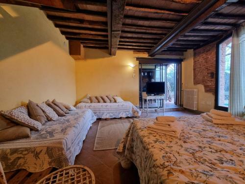 Rustic Holiday Home In Pontedera With Shared Pool