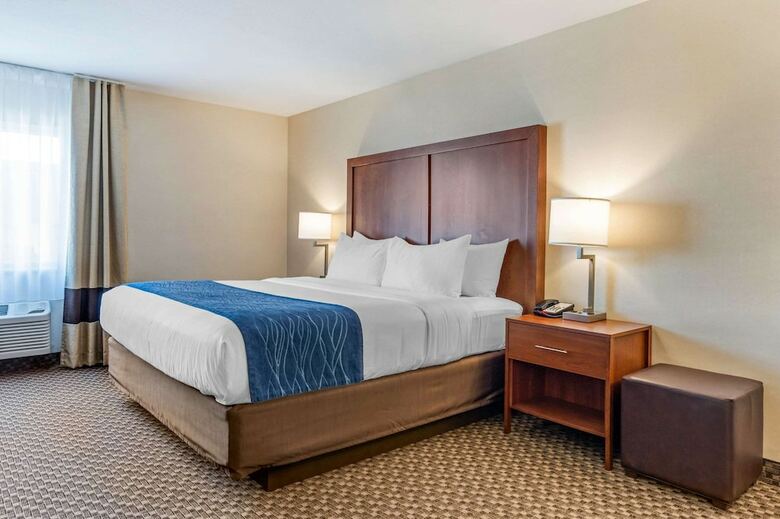 Hotel Comfort Inn & Suites Near Route 66