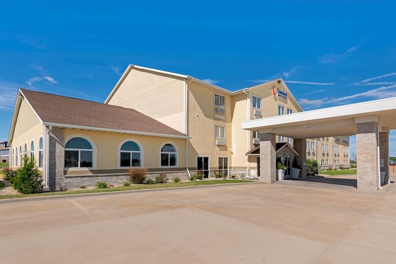 Hotel Comfort Inn & Suites Near Route 66
