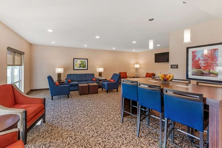 Hotel Comfort Inn & Suites Near Route 66