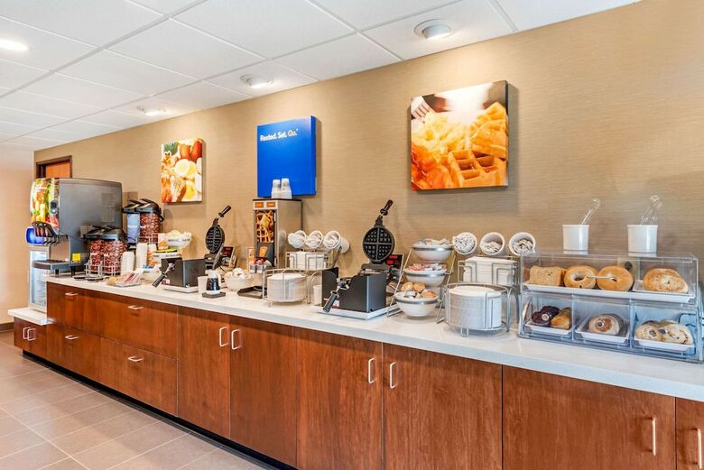 Hotel Comfort Inn & Suites Near Route 66