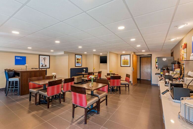 Hotel Comfort Inn & Suites Near Route 66