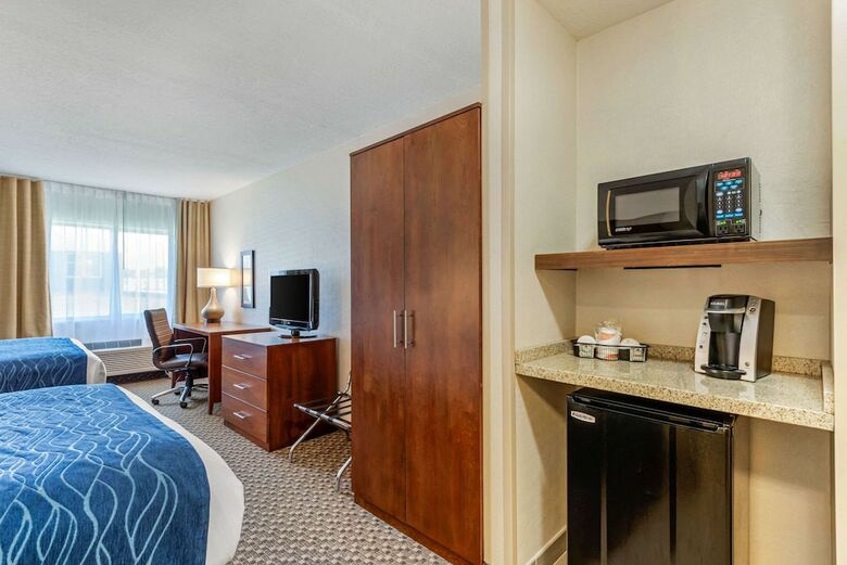 Hotel Comfort Inn & Suites Near Route 66