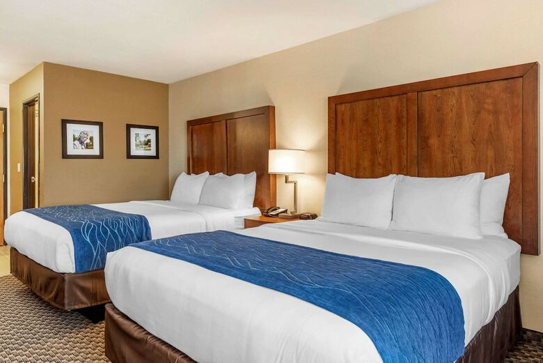 Hotel Comfort Inn & Suites Near Route 66