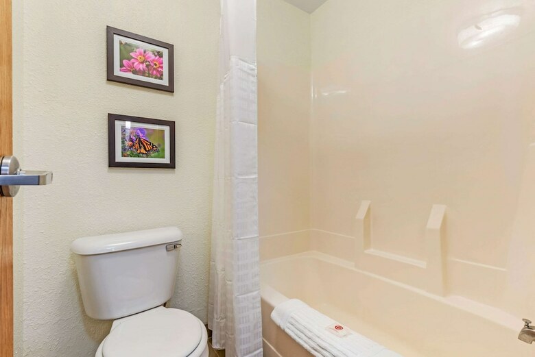 Hotel Comfort Inn & Suites Near Route 66