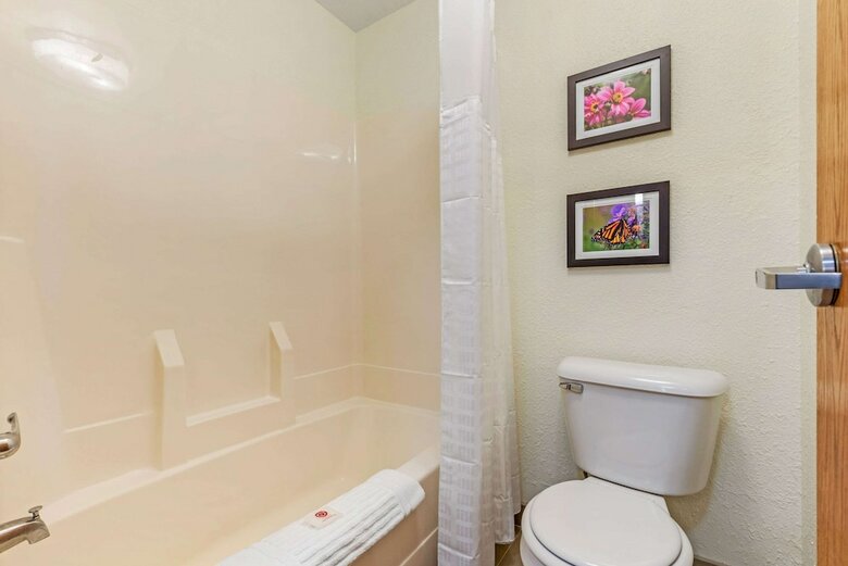 Hotel Comfort Inn & Suites Near Route 66