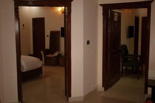 Hostal Holyzen House