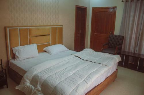 Hostal Holyzen House