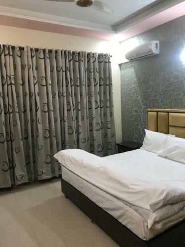 Hostal Holyzen House