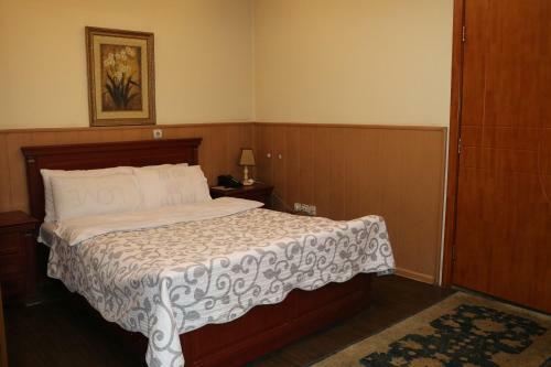 Golden Star Hotel & Restaurant