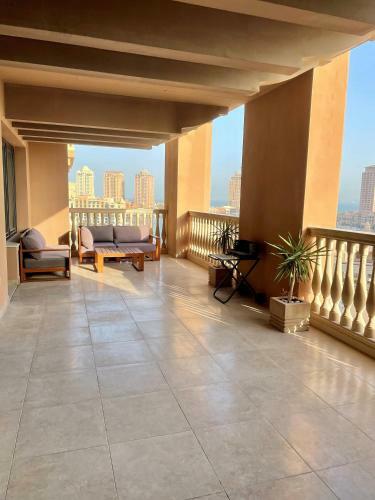 Lovely 2 Bedrooms Apartment In The Pearl