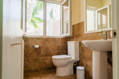 Luxury Condo 3 Mins Walk To Beach