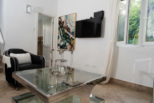 Luxury Condo 3 Mins Walk To Beach