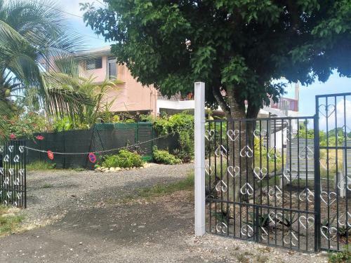 Chambre Avec Cuisine, Sdb & Wc Semi-privatifs
