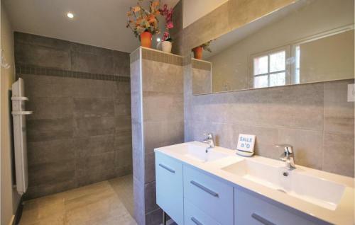 Holiday Home Chemin Des Br�gui�res