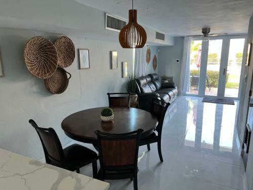 Villa Newly Remodel Steps Away From The Beach