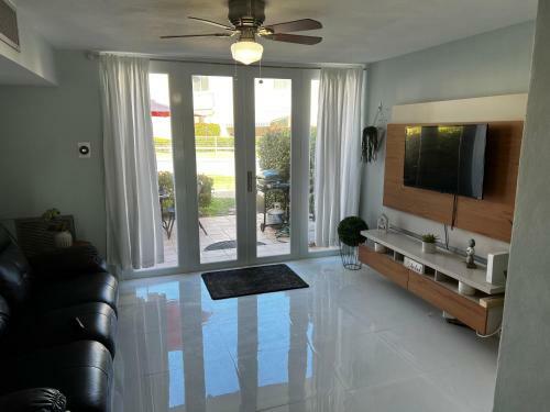 Villa Newly Remodel Steps Away From The Beach