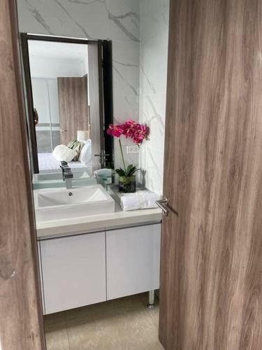 New Kingston Oasis-immaculate 2 Bedroom Apartment